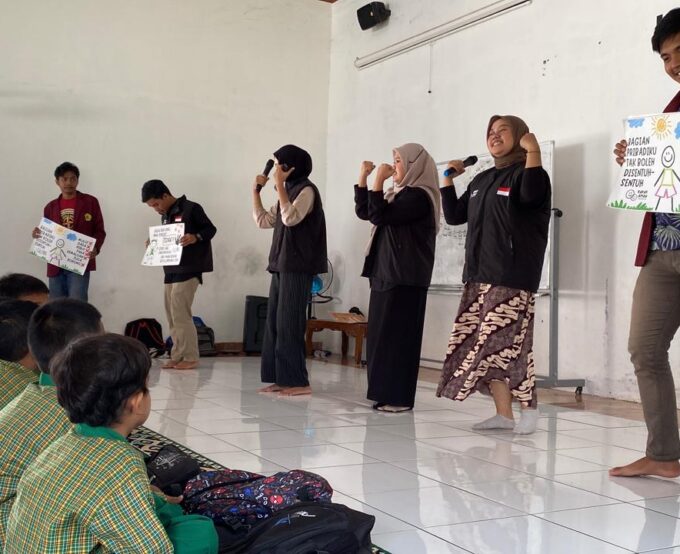 PKBM Ummatan Wasathon Berkolaborasi dengan Yayasan Kakak Aman Indonesia: Wujud Kepedulian terhadap Edukasi Seksual bagi Warga Belajar PKBM Ummatan Wasathon Berkolaborasi dengan Yayasan Kakak Aman Indonesia: Wujud Kepedulian terhadap Edukasi Seksual bagi Warga Belajar