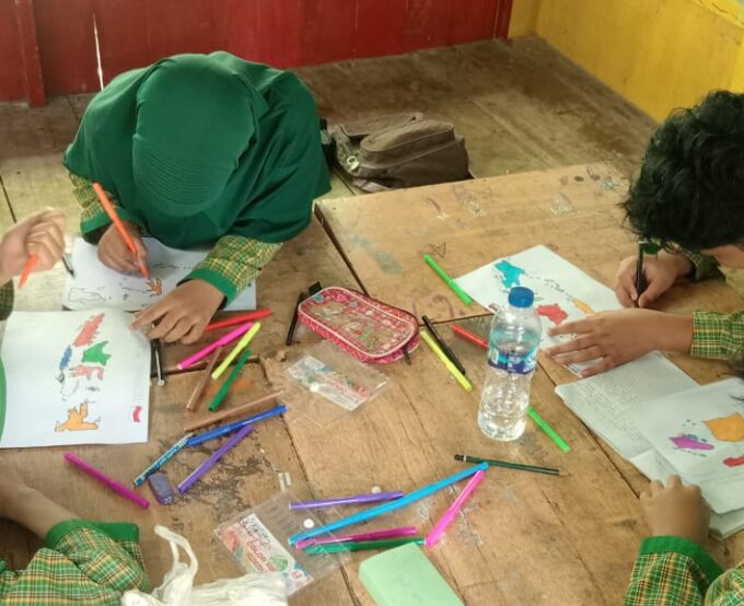 Menggambar Peta Negara Kesatuan Republik Indonesia (NKRI)