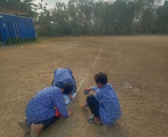 Belajar IPA Jadi Menyenangkan: Praktik Pengukuran Besaran Pokok Panjang di Lingkungan PKBM Ummatan Wasathon