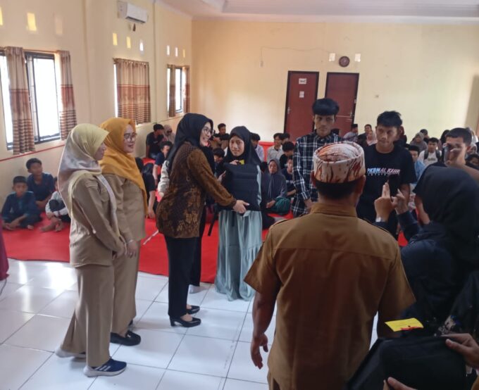 Kegiatan Pembagian Alat Tulis Sekolah (ATS) bagi Peserta Didik Program Kesetaraan Paket A, B, dan C